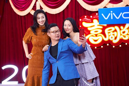 《中国音乐公告牌》张艺兴饭圈用语告白粉丝“DZLD” 舞台上被砸懵露宠溺微笑_beat365在线官网登录(图4) beat365在线登录官网